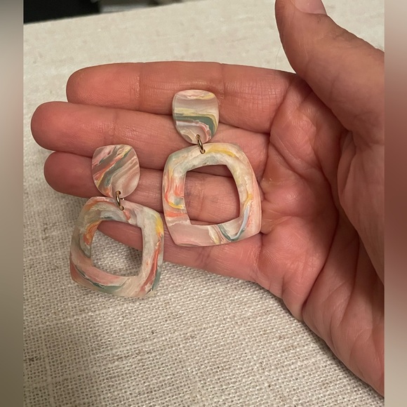 Marbled drop earrings - Picture 3 of 4